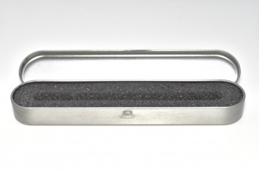 Etui  Carbon-Design für 1 Schreibgerät  Außenmaße: 160 x 51 x 31 mm Material: Starker Karton,  im Carbon-Design Farbe: Grau / Schwarz Verschluss: Magnetisch Einlage:  schwarze Samtbeflockung für 1  Schreibgerät